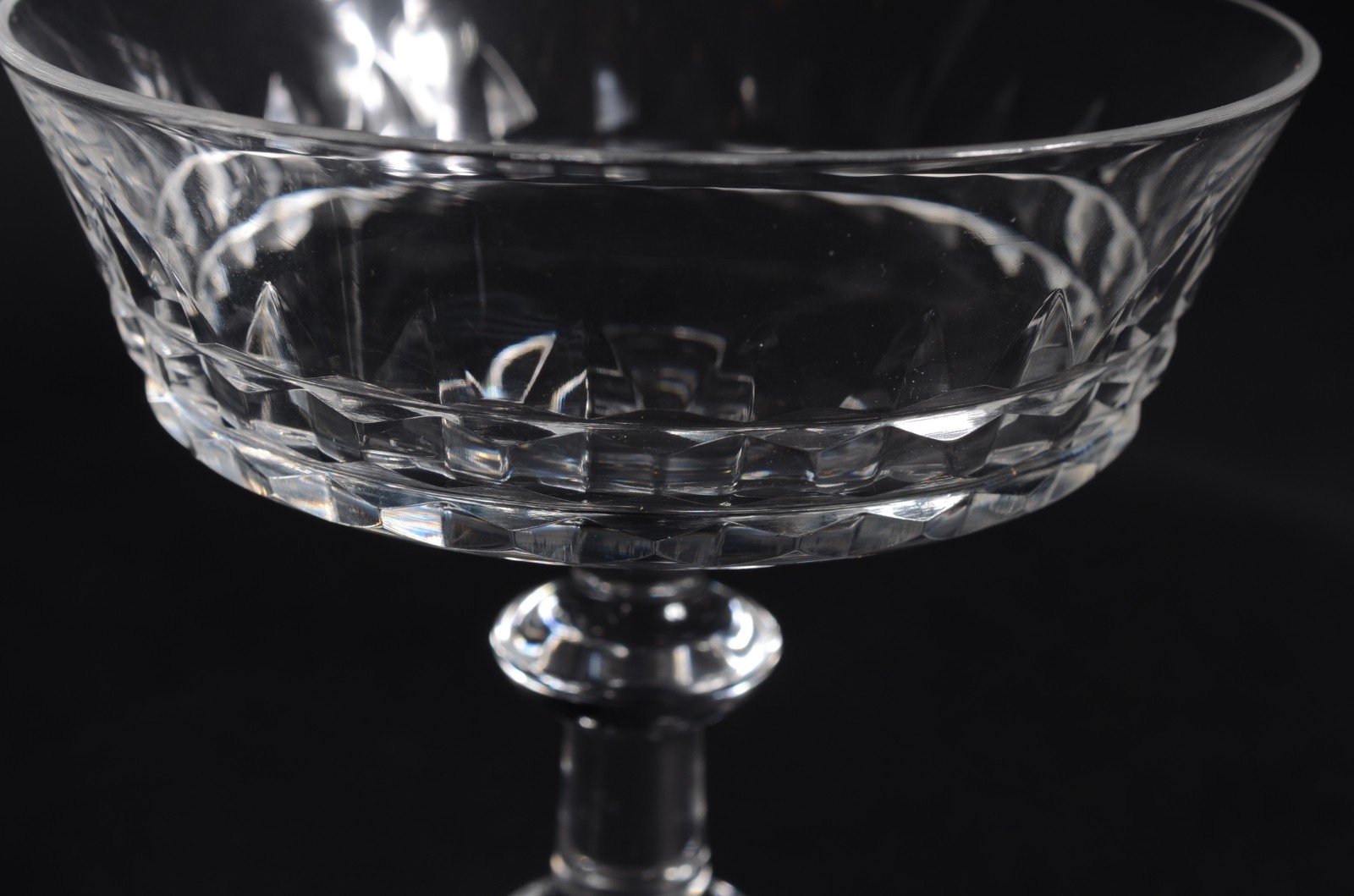 Serviço de cristal lapidado, composto de: 12 taças para champagne, 12... - foto 4 de 8