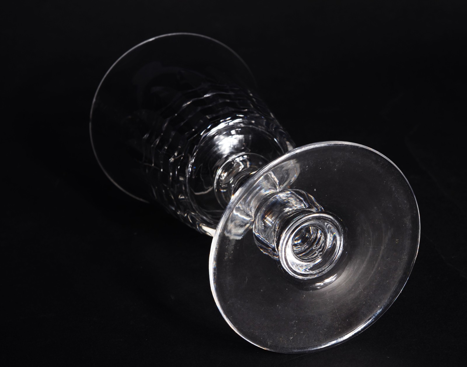 Serviço de cristal lapidado, composto de: 12 taças para champagne, 12... - foto 7 de 8