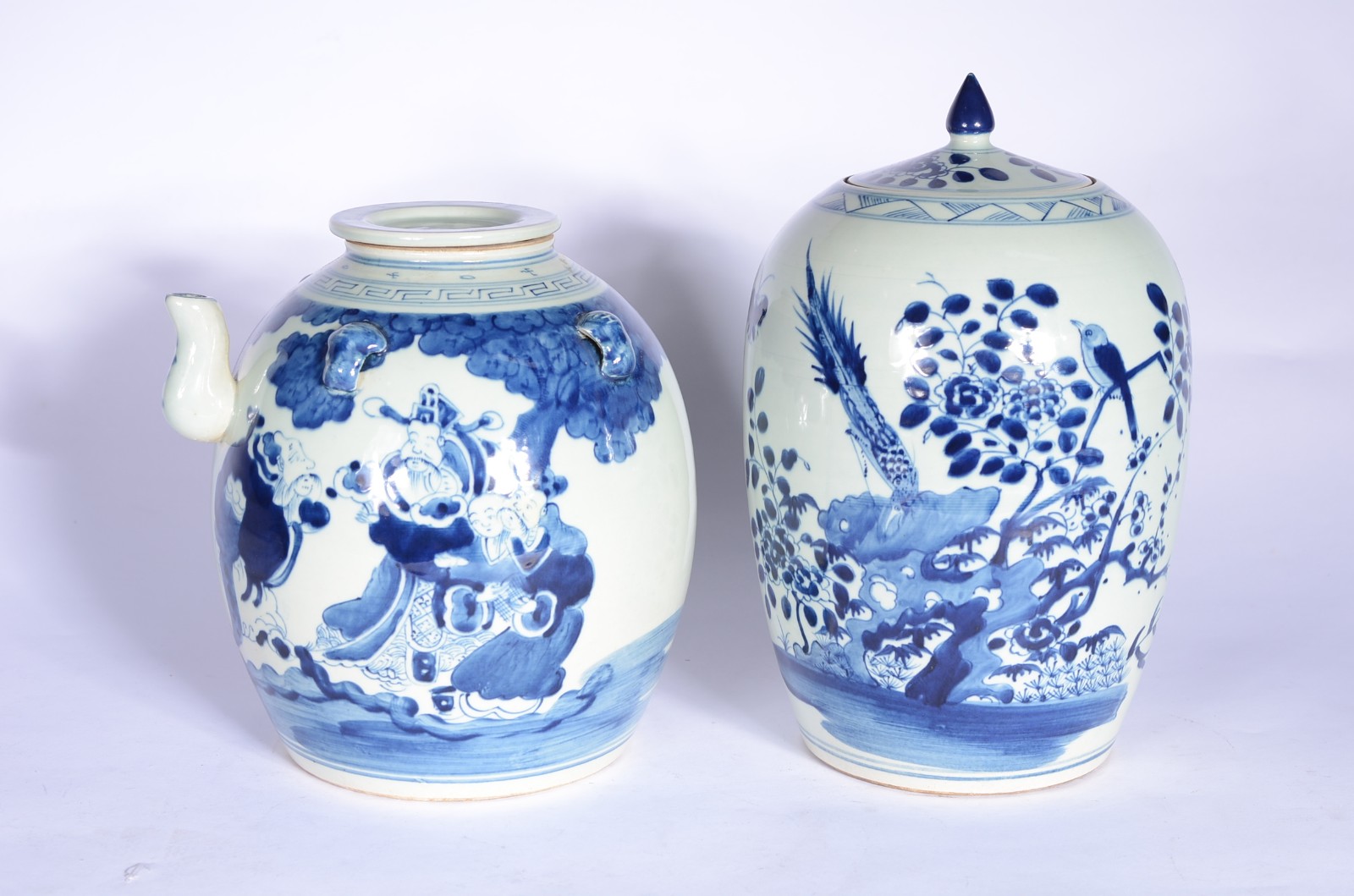 Duas peças de porcelana oriental decoradas em azul e branco, sendo... - foto 1 de 10