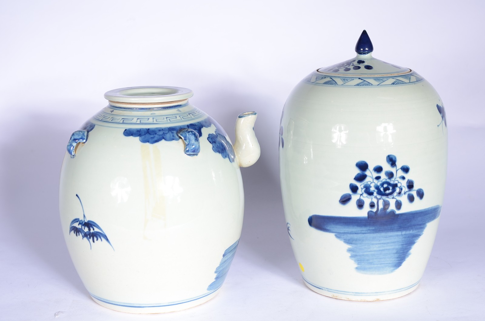 Duas peças de porcelana oriental decoradas em azul e branco, sendo... - foto 2 de 10