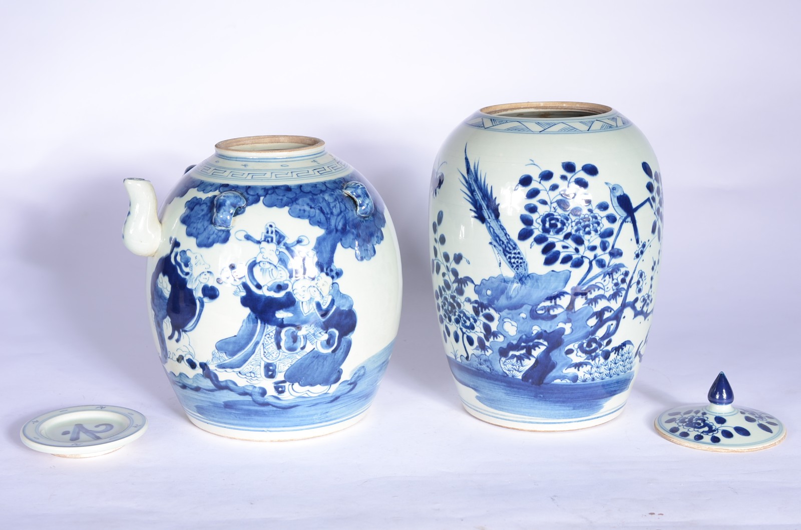 Duas peças de porcelana oriental decoradas em azul e branco, sendo... - foto 3 de 10