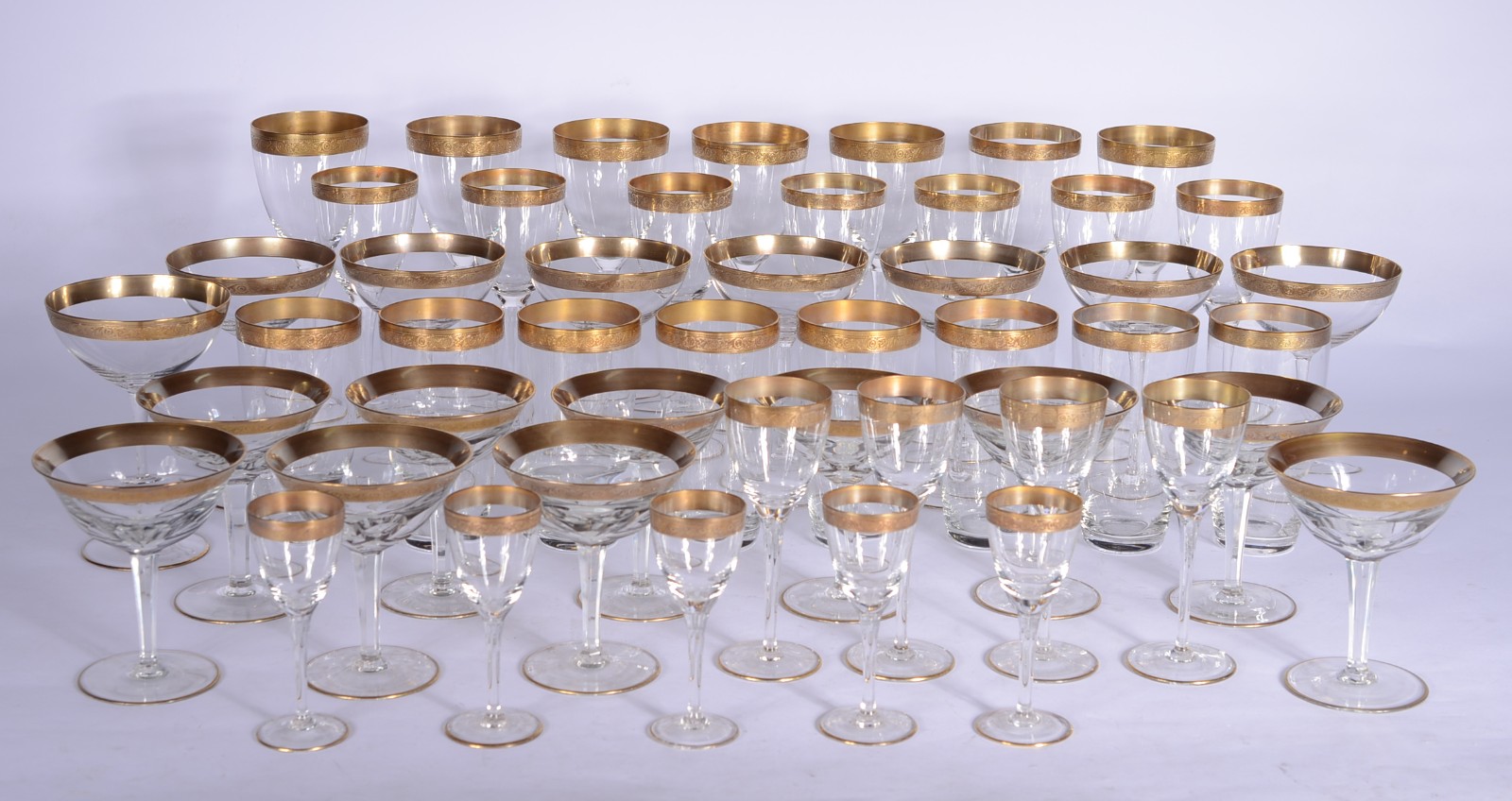 Serviço de cristal com borda dourada, composto de: 8 copos para água... - foto 1 de 5