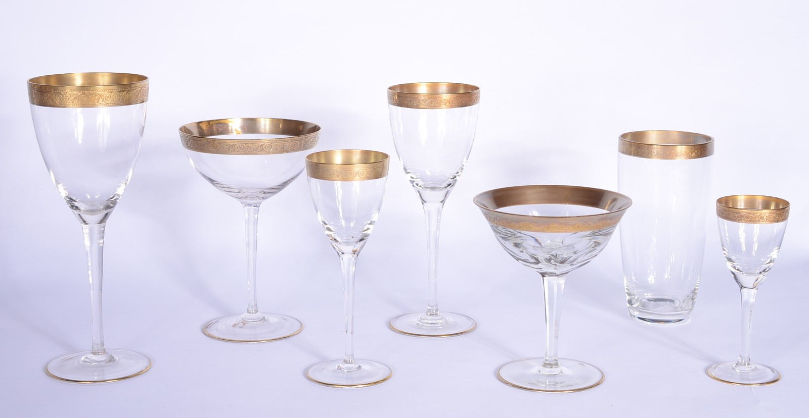 Serviço de cristal com borda dourada, composto de: 8 copos para água... - foto 2 de 5