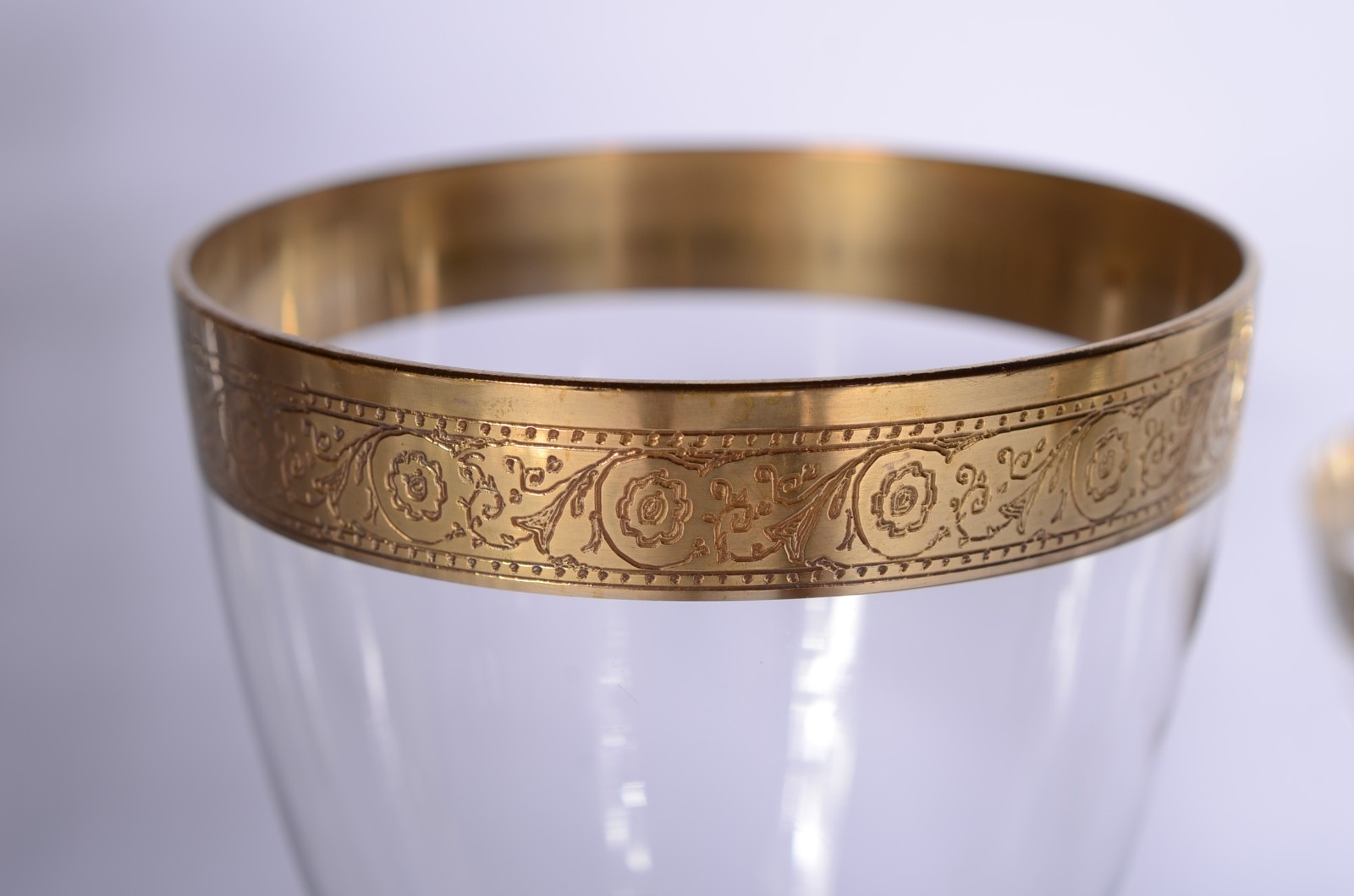 Serviço de cristal com borda dourada, composto de: 8 copos para água... - foto 3 de 5