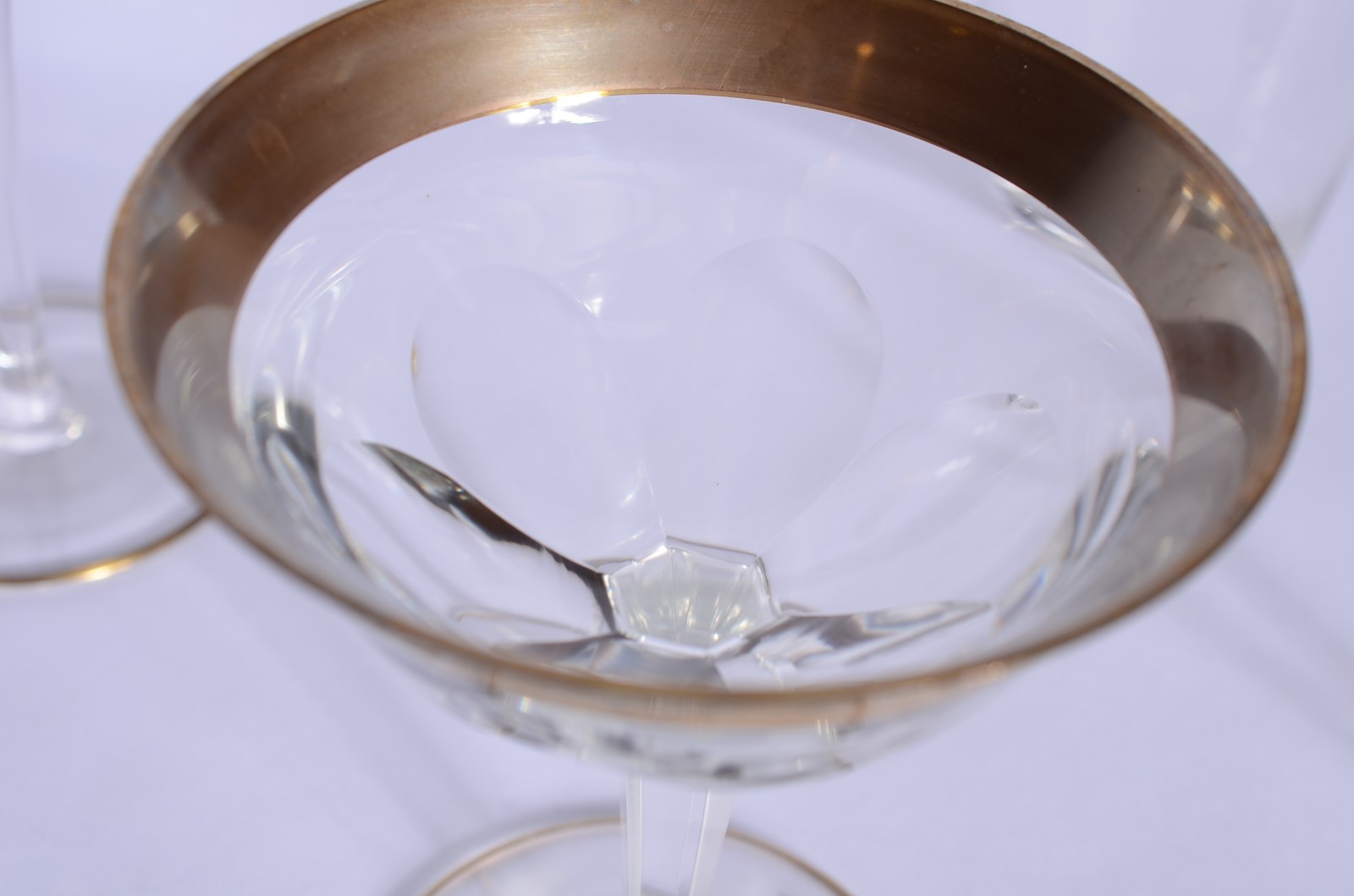 Serviço de cristal com borda dourada, composto de: 8 copos para água... - foto 4 de 5