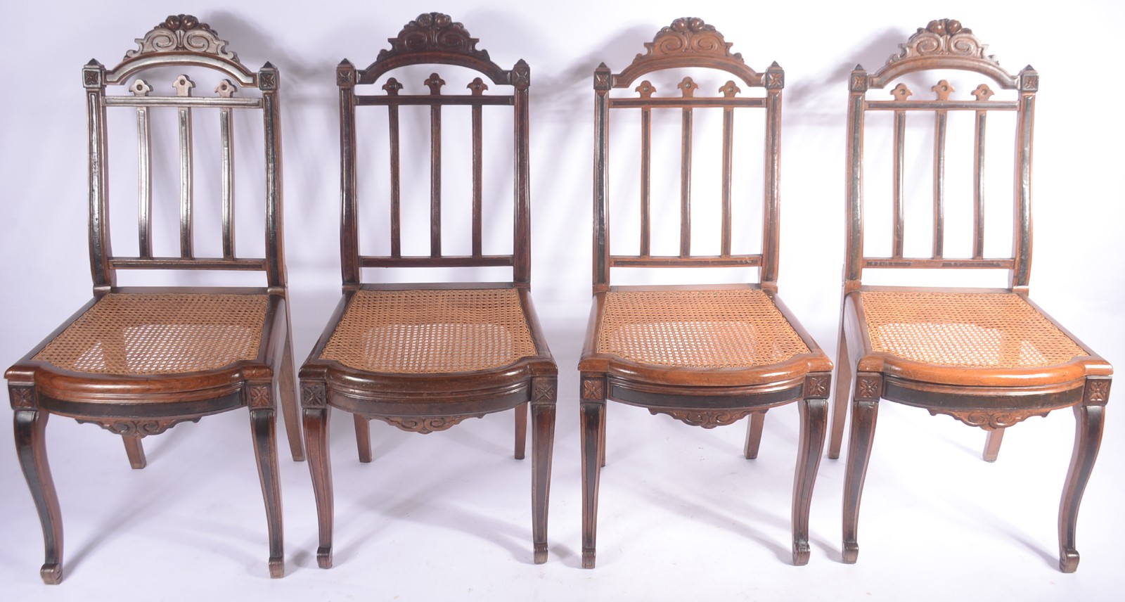 Conjunto com 8 cadeiras de madeira nobre para mesa de jantar... - foto 2 de 9
