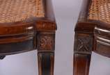 Conjunto com 8 cadeiras de madeira nobre para m... - Conjunto com 8 cadeiras de madeira nobre para mesa de jantar, assentos de palhinha e encostos com réguas verticais encimadas por detalhe entalhado.