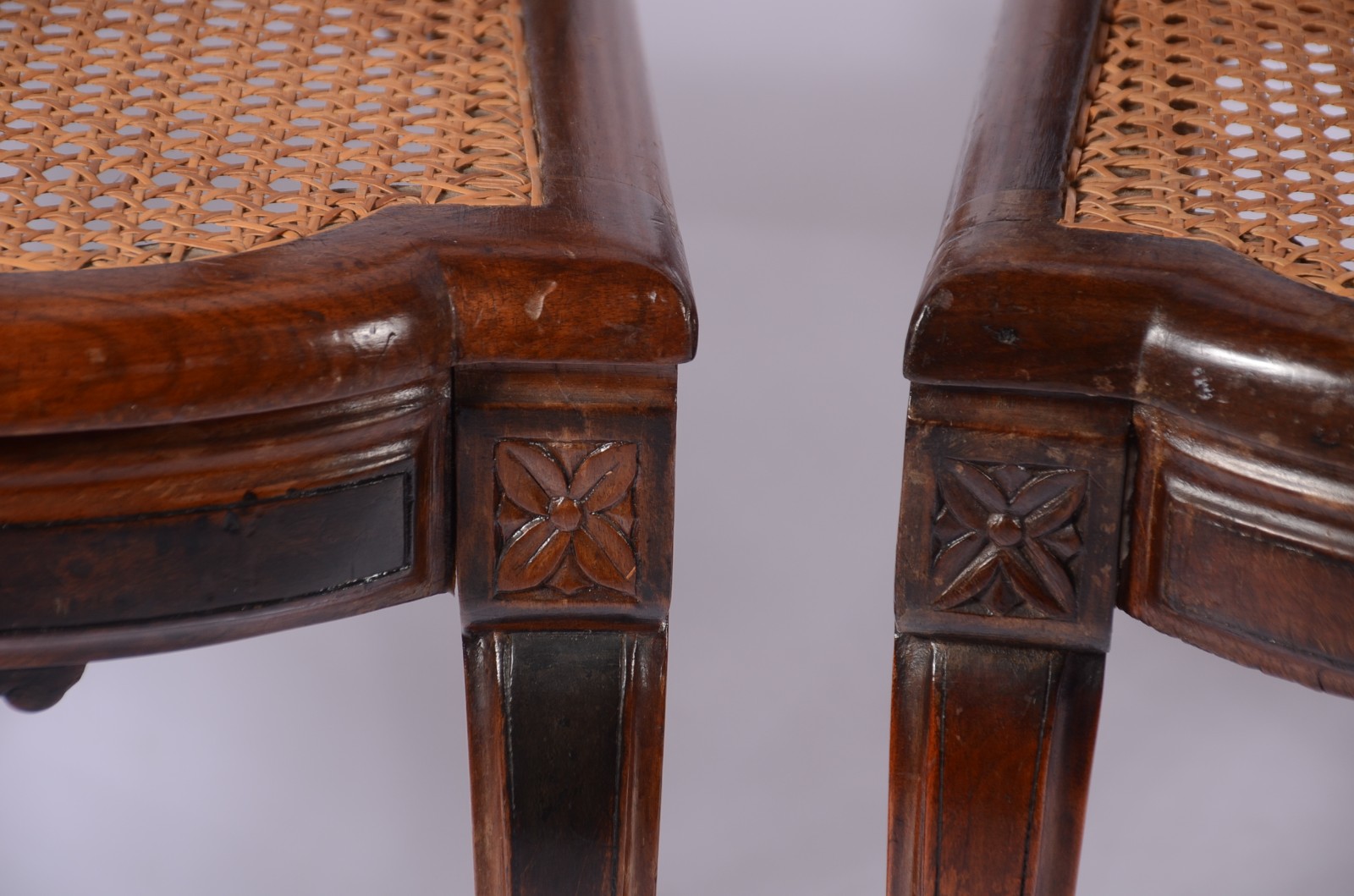 Conjunto com 8 cadeiras de madeira nobre para mesa de jantar... - foto 4 de 9