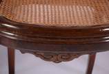 Conjunto com 8 cadeiras de madeira nobre para m... - Conjunto com 8 cadeiras de madeira nobre para mesa de jantar, assentos de palhinha e encostos com réguas verticais encimadas por detalhe entalhado.