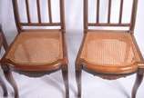 Conjunto com 8 cadeiras de madeira nobre para m... - Conjunto com 8 cadeiras de madeira nobre para mesa de jantar, assentos de palhinha e encostos com réguas verticais encimadas por detalhe entalhado.