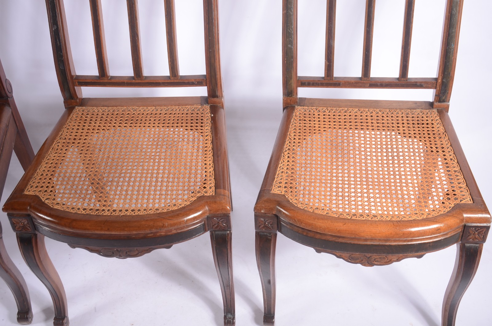Conjunto com 8 cadeiras de madeira nobre para mesa de jantar... - foto 6 de 9