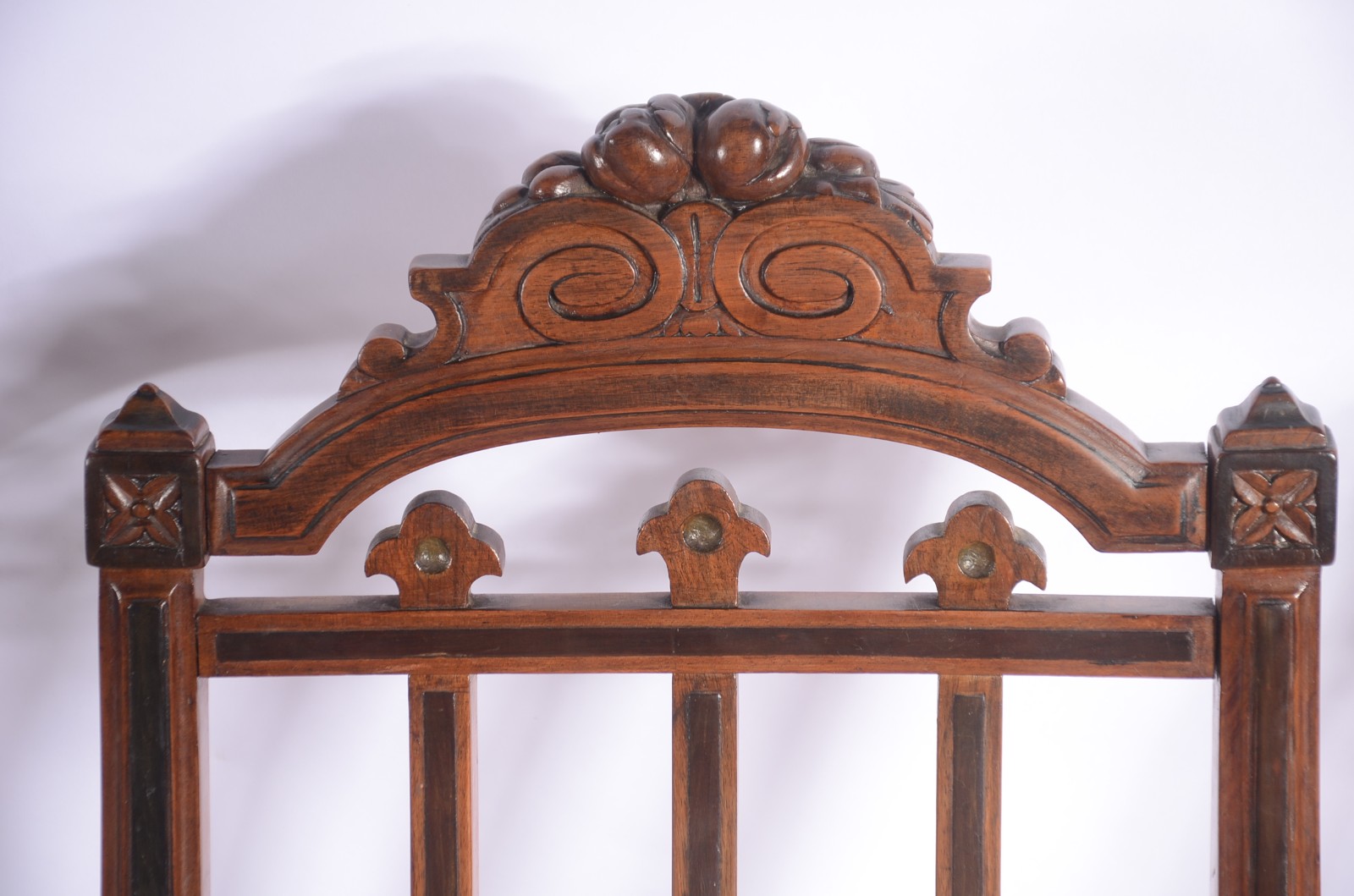Conjunto com 8 cadeiras de madeira nobre para mesa de jantar... - foto 7 de 9