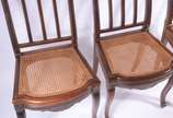 Conjunto com 8 cadeiras de madeira nobre para m... - Conjunto com 8 cadeiras de madeira nobre para mesa de jantar, assentos de palhinha e encostos com réguas verticais encimadas por detalhe entalhado.