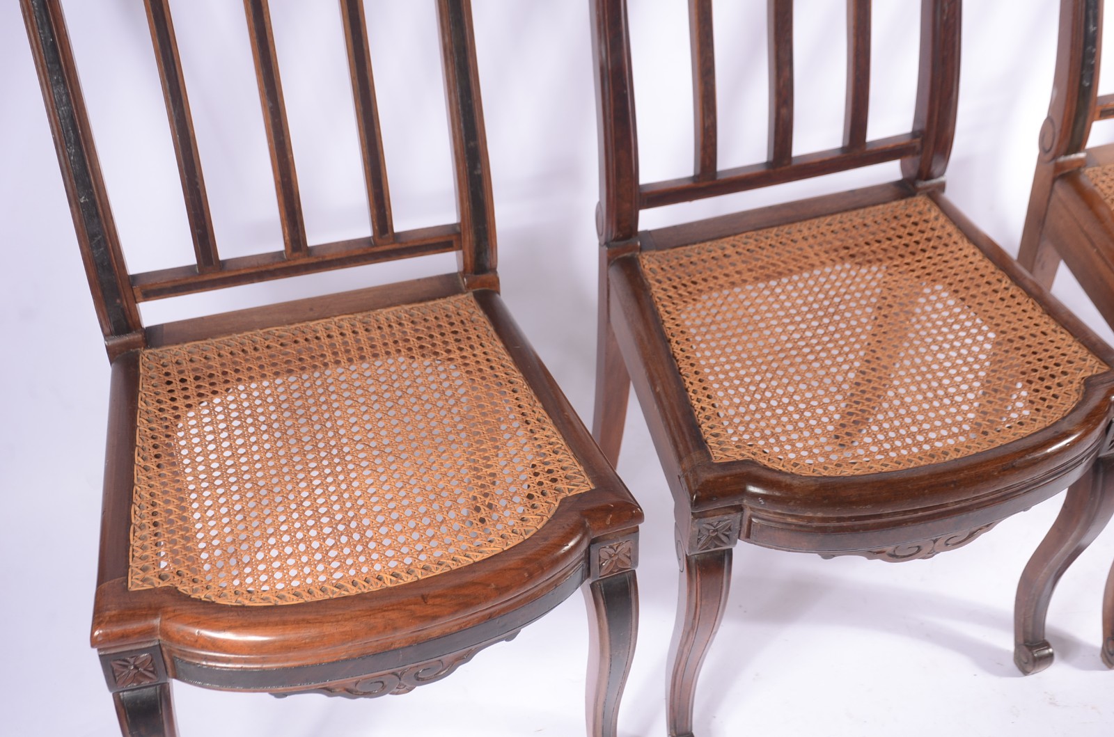 Conjunto com 8 cadeiras de madeira nobre para mesa de jantar... - foto 8 de 9