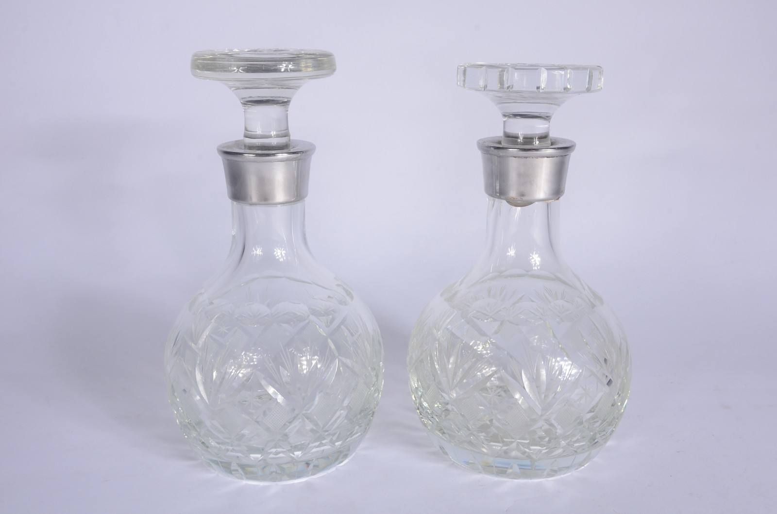 Par de garrafas de cristal lapidado, bocal de metal prateado. - foto 1 de 8