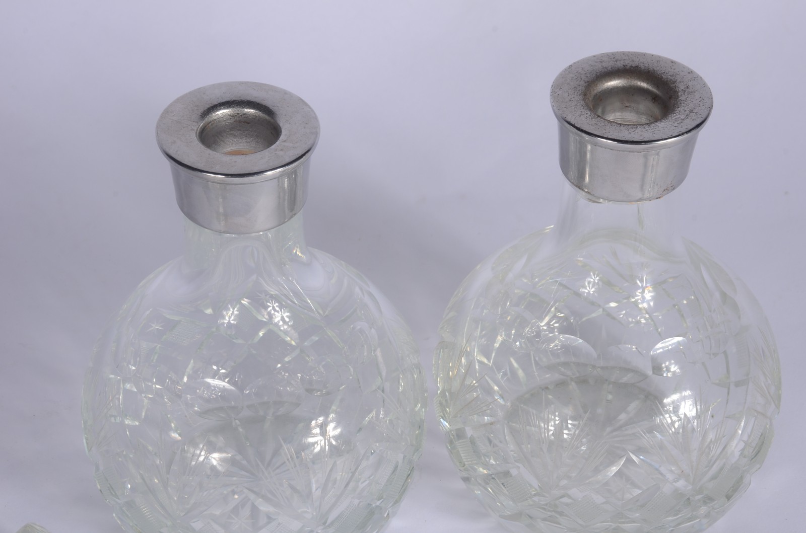 Par de garrafas de cristal lapidado, bocal de metal prateado. - foto 2 de 8