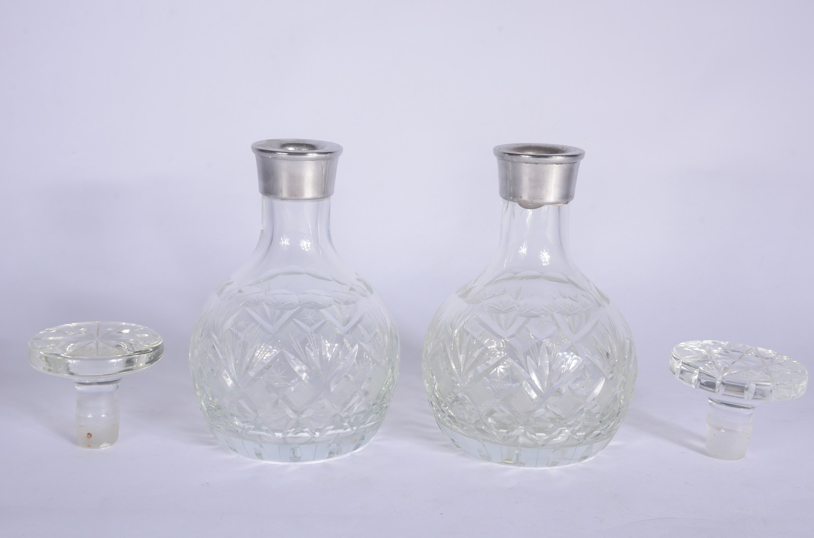 Par de garrafas de cristal lapidado, bocal de metal prateado. - foto 3 de 8
