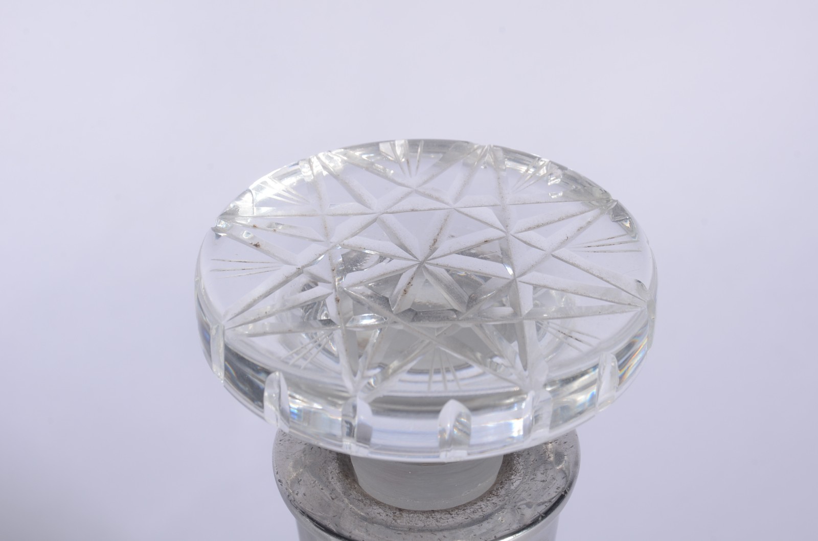 Par de garrafas de cristal lapidado, bocal de metal prateado. - foto 4 de 8