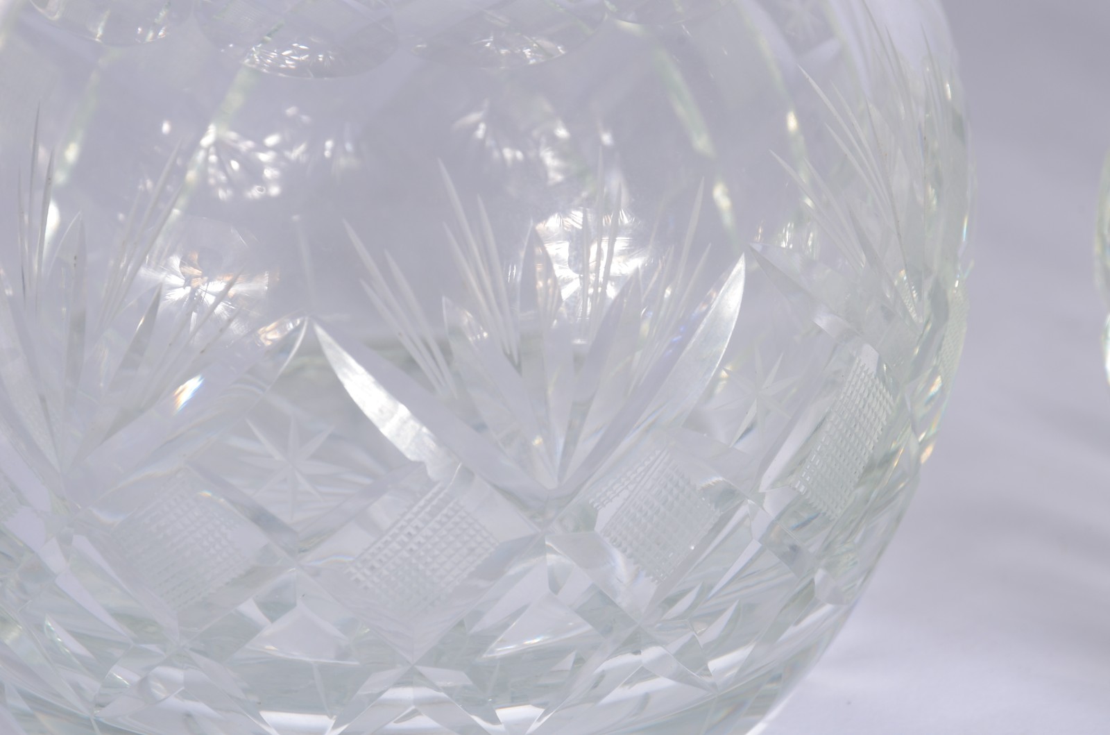 Par de garrafas de cristal lapidado, bocal de metal prateado. - foto 5 de 8