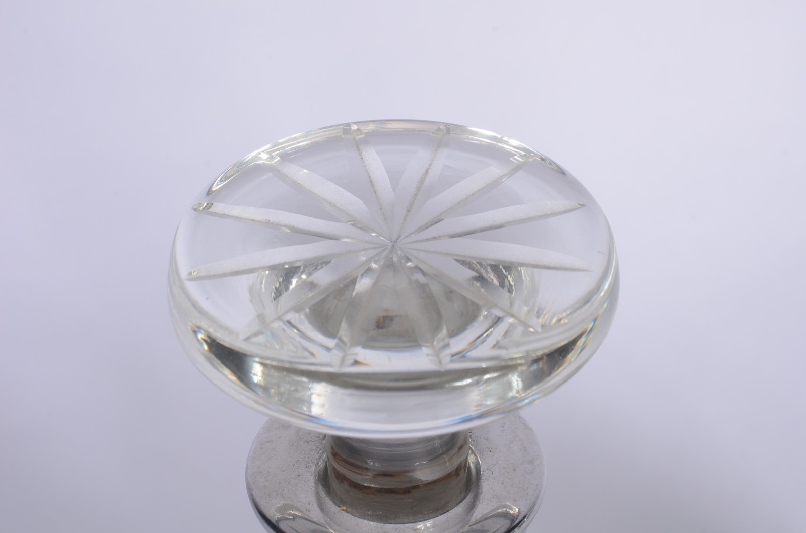Par de garrafas de cristal lapidado, bocal de metal prateado. - foto 6 de 8
