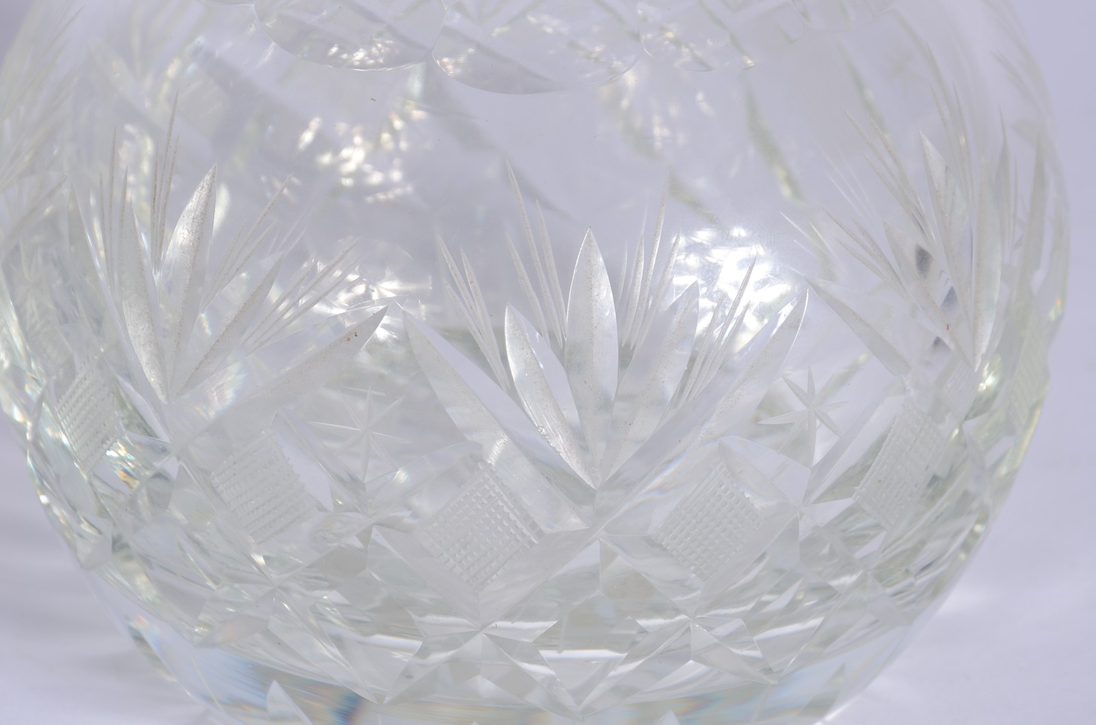 Par de garrafas de cristal lapidado, bocal de metal prateado. - foto 7 de 8