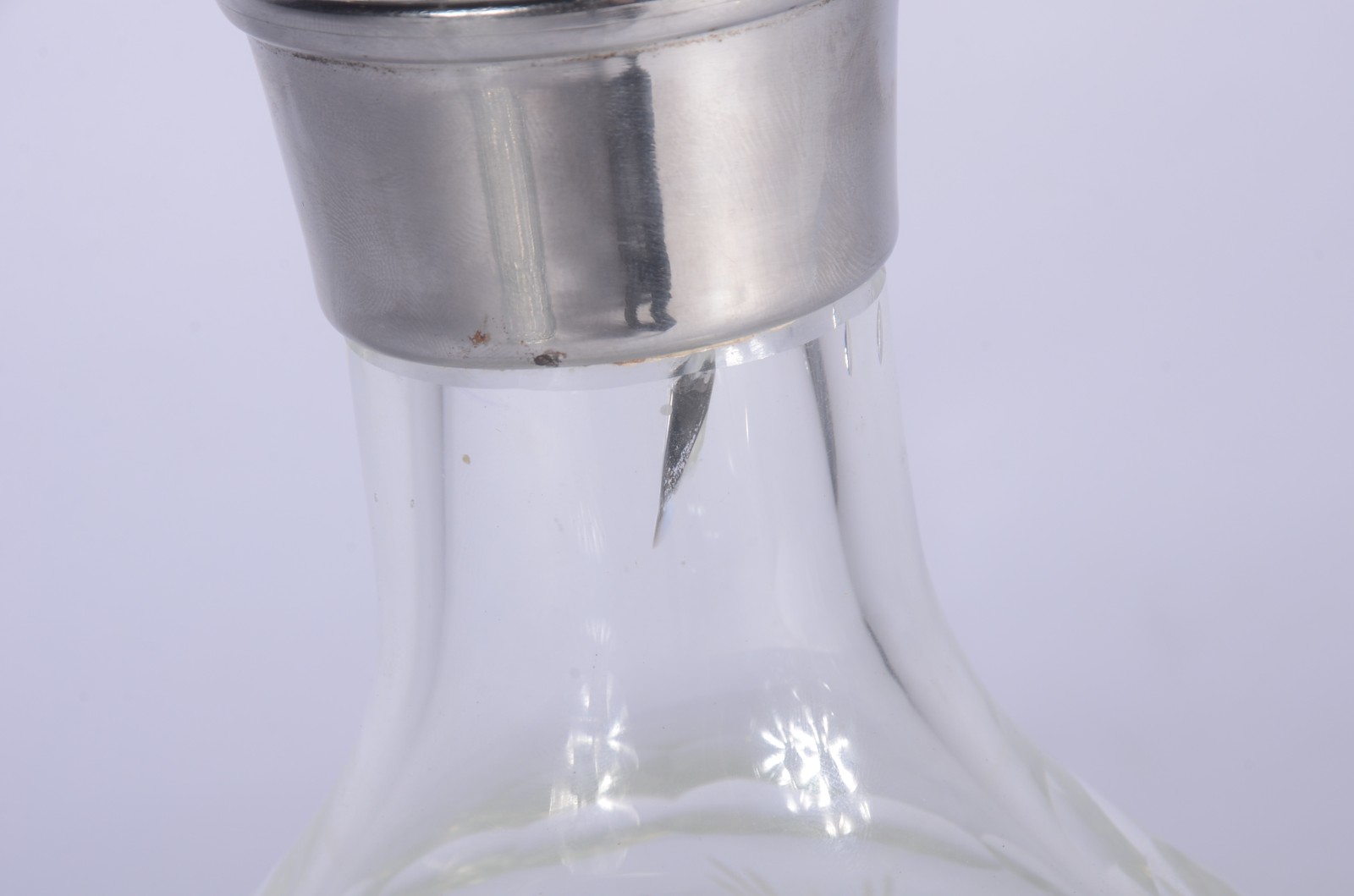 Par de garrafas de cristal lapidado, bocal de metal prateado. - foto 8 de 8