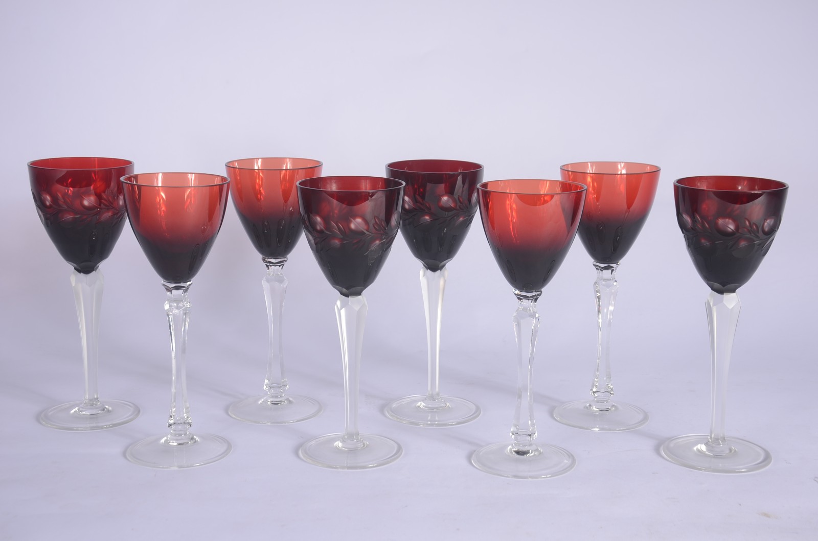 Conjunto com 8 taças de cristal na cor rubi, sendo 4 lisas e 4... - foto 1 de 6