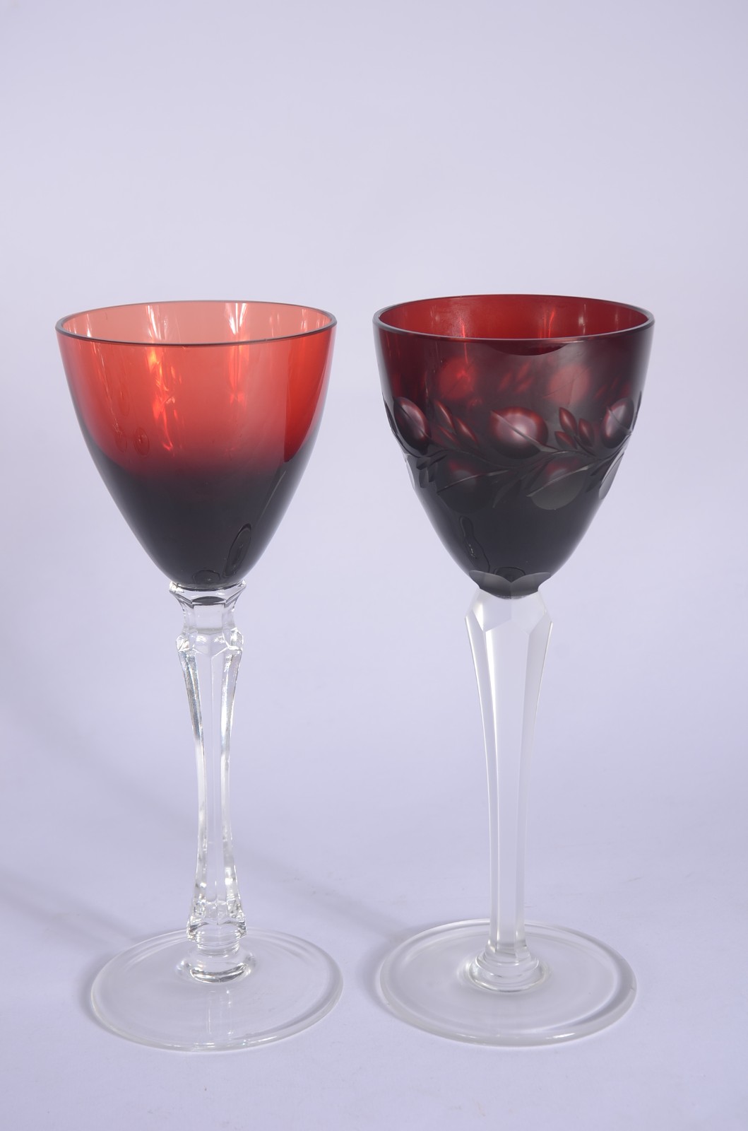 Conjunto com 8 taças de cristal na cor rubi, sendo 4 lisas e 4... - foto 2 de 6
