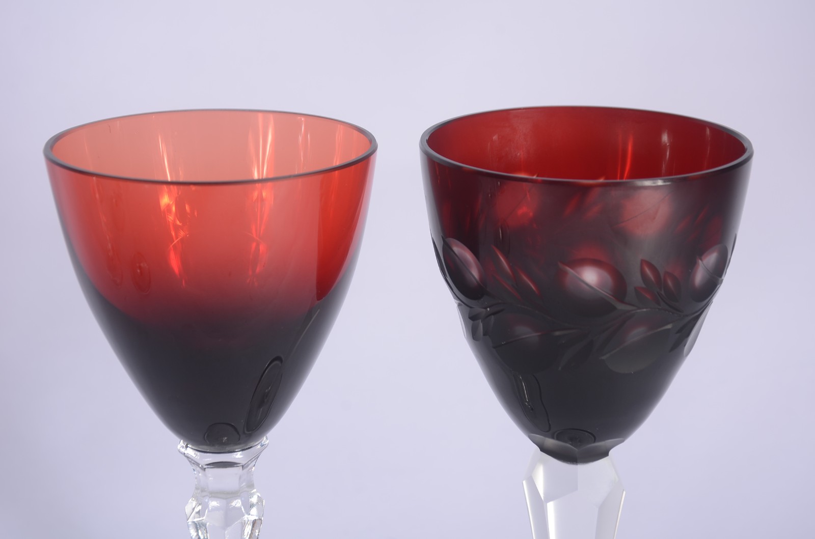 Conjunto com 8 taças de cristal na cor rubi, sendo 4 lisas e 4... - foto 3 de 6