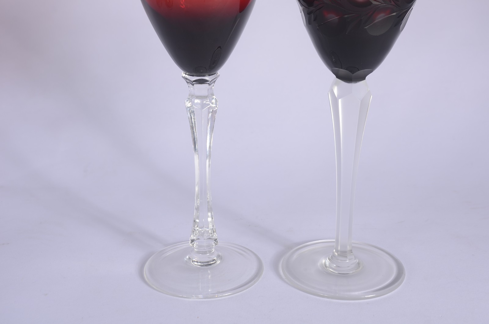 Conjunto com 8 taças de cristal na cor rubi, sendo 4 lisas e 4... - foto 4 de 6