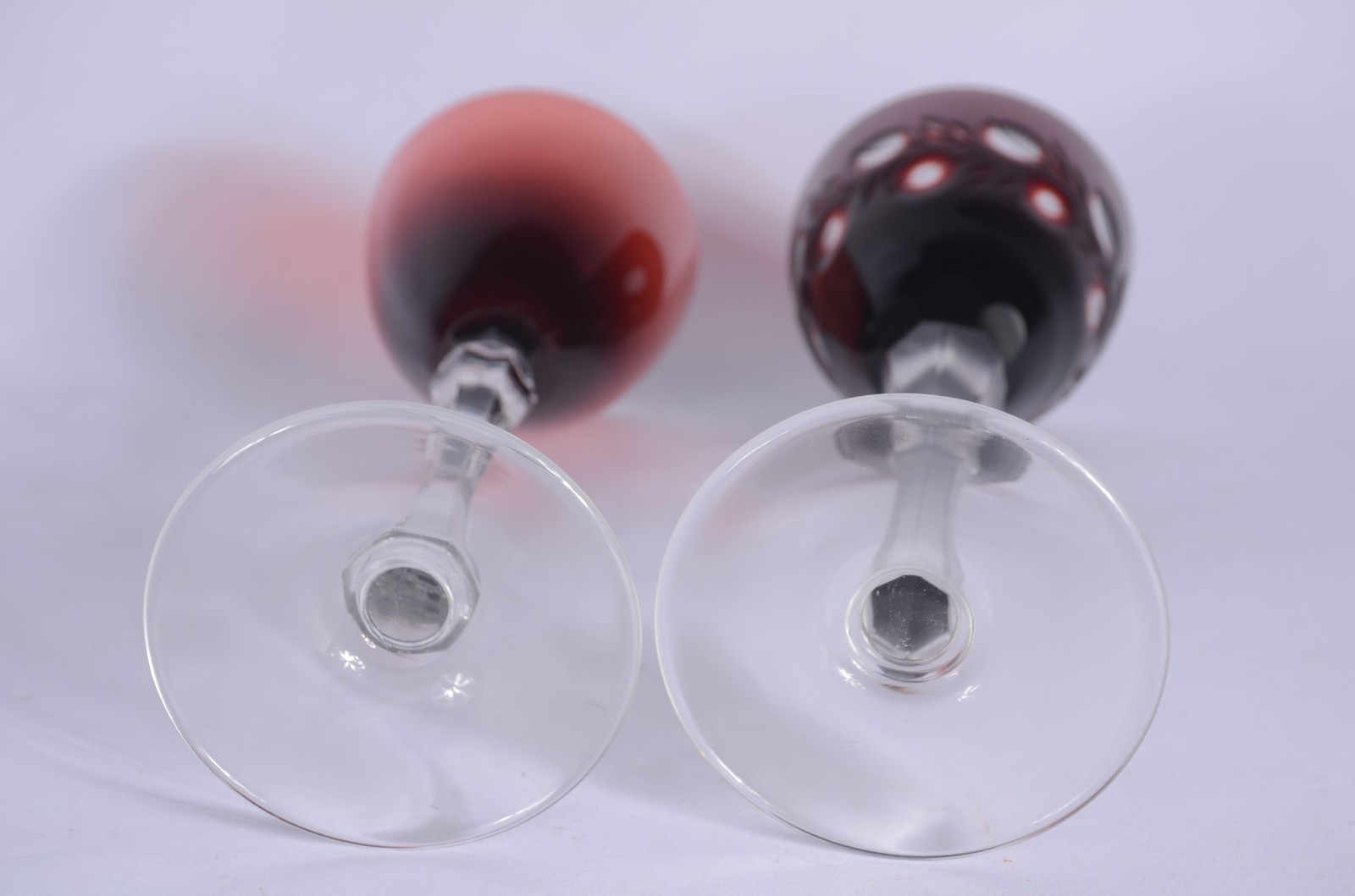 Conjunto com 8 taças de cristal na cor rubi, sendo 4 lisas e 4... - foto 6 de 6