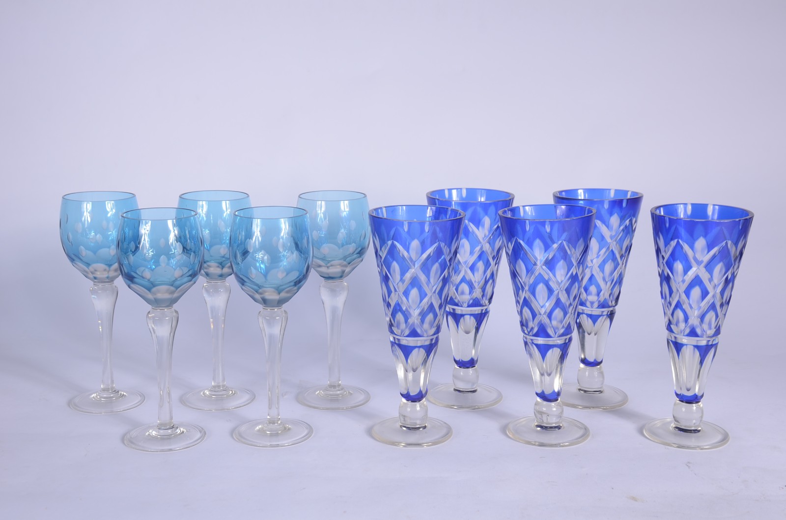 Dois conjuntos de cristal azul doublé, sendo cinco taças para vinho... - foto 1 de 6