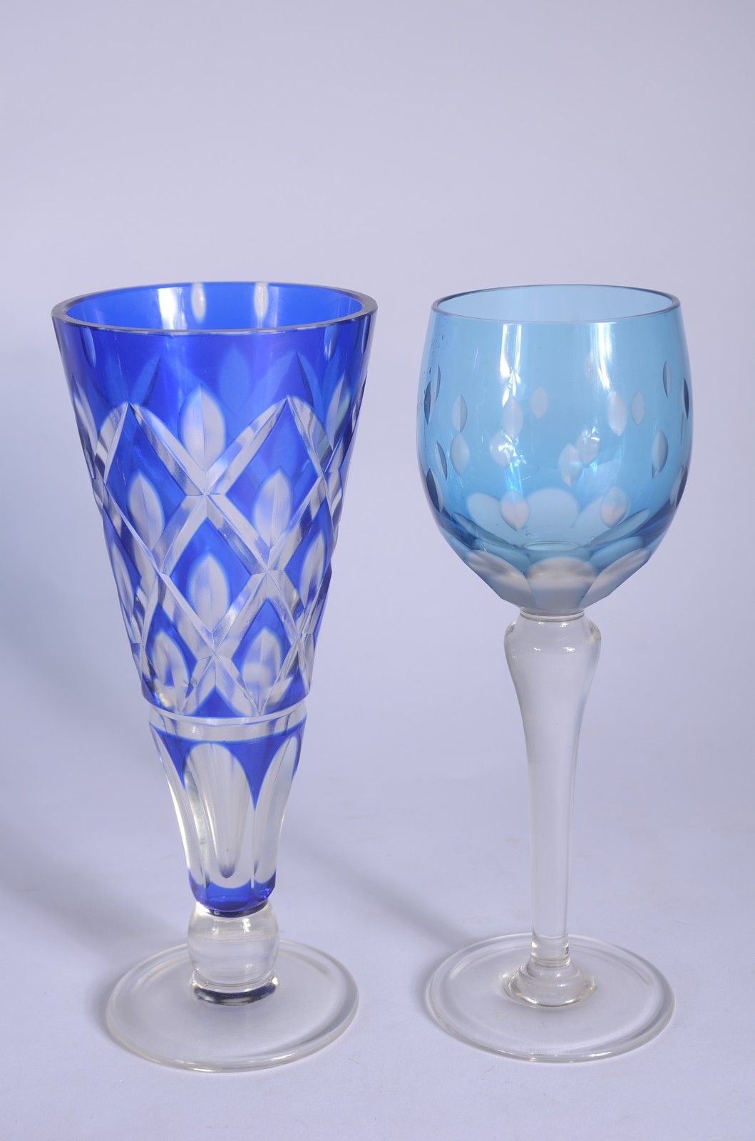 Dois conjuntos de cristal azul doublé, sendo cinco taças para vinho... - foto 2 de 6