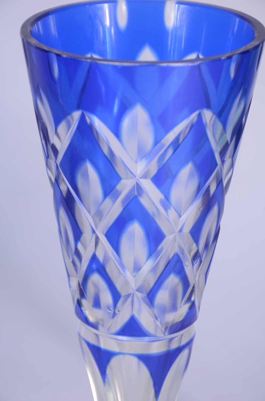 Dois conjuntos de cristal azul doublé, sendo cinco taças para vinho... - foto 3 de 6