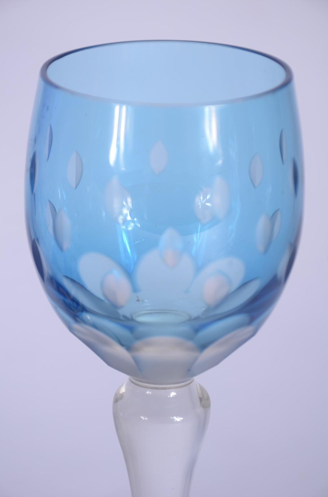 Dois conjuntos de cristal azul doublé, sendo cinco taças para vinho... - foto 4 de 6