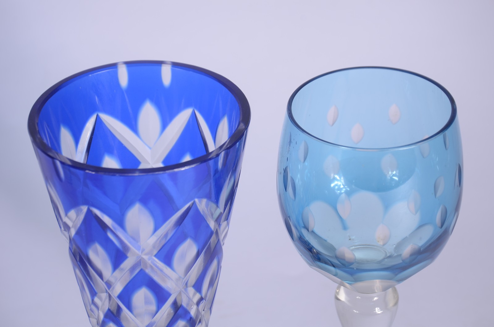 Dois conjuntos de cristal azul doublé, sendo cinco taças para vinho... - foto 5 de 6
