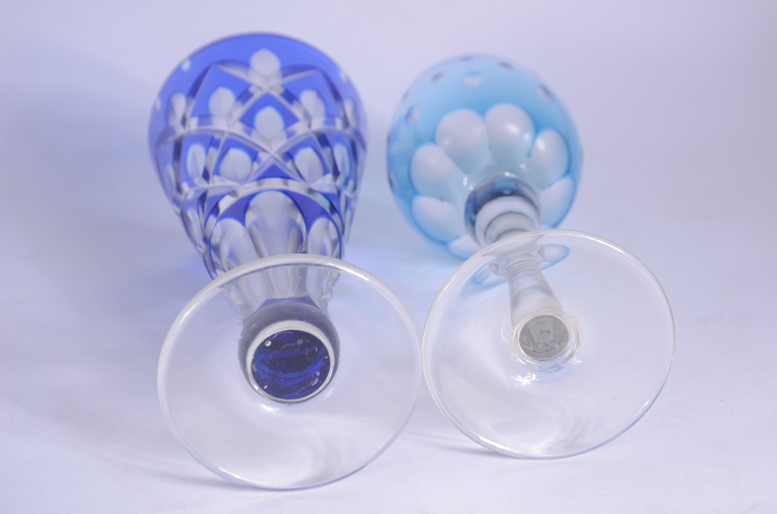 Dois conjuntos de cristal azul doublé, sendo cinco taças para vinho... - foto 6 de 6