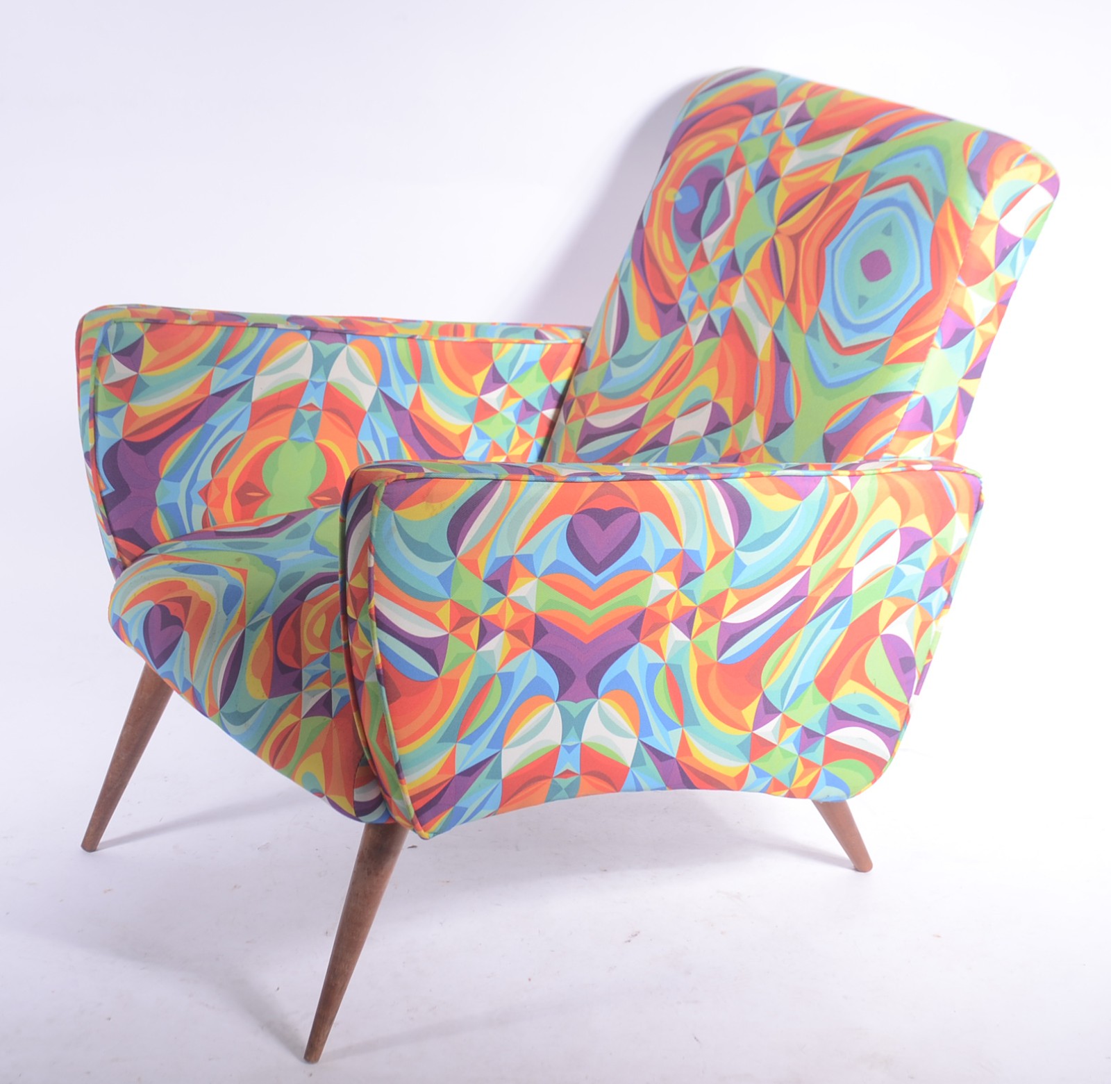 Poltrona estofada e forrada com tecido estampado em cores diversas... - foto 1 de 6