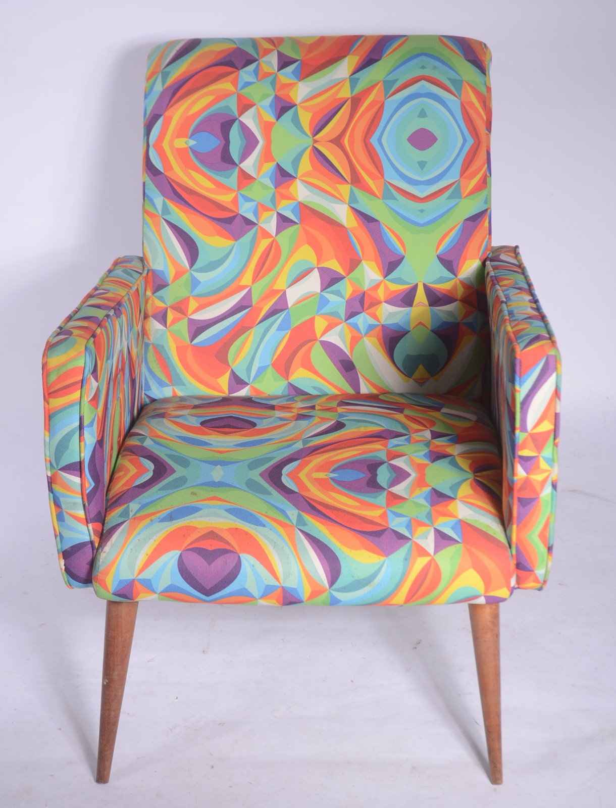 Poltrona estofada e forrada com tecido estampado em cores diversas... - foto 2 de 6