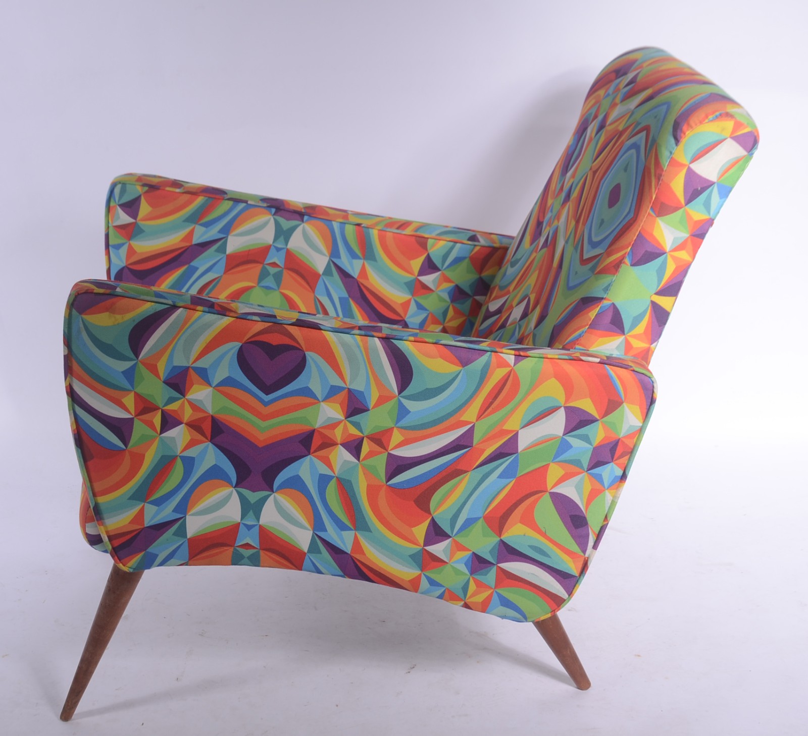 Poltrona estofada e forrada com tecido estampado em cores diversas... - foto 3 de 6