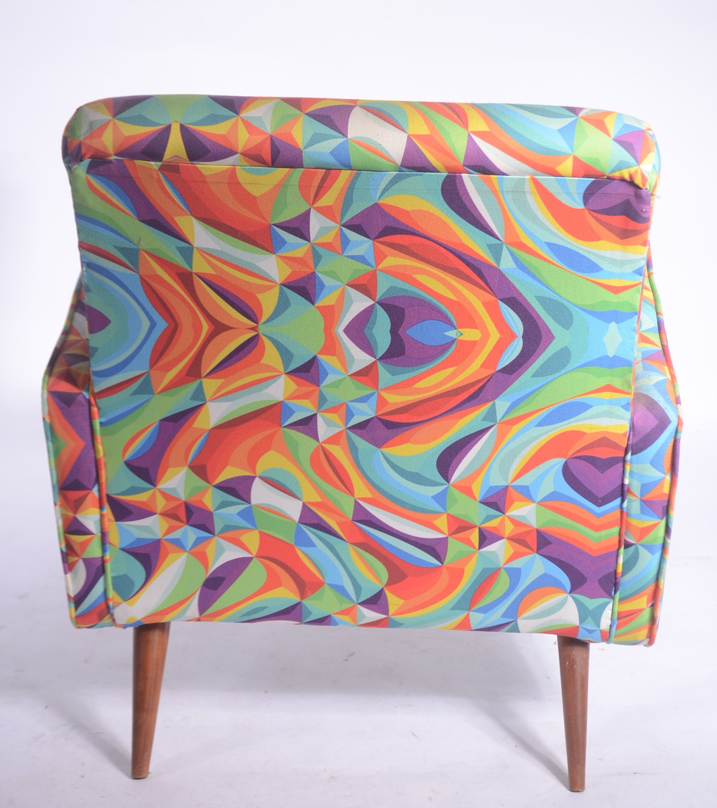 Poltrona estofada e forrada com tecido estampado em cores diversas... - foto 4 de 6