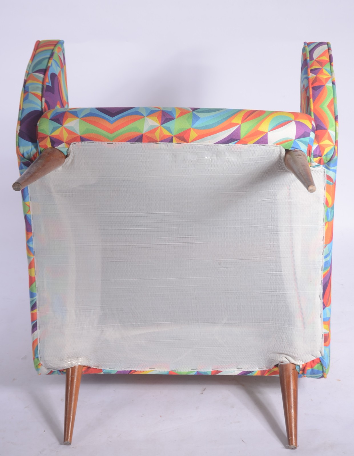 Poltrona estofada e forrada com tecido estampado em cores diversas... - foto 5 de 6