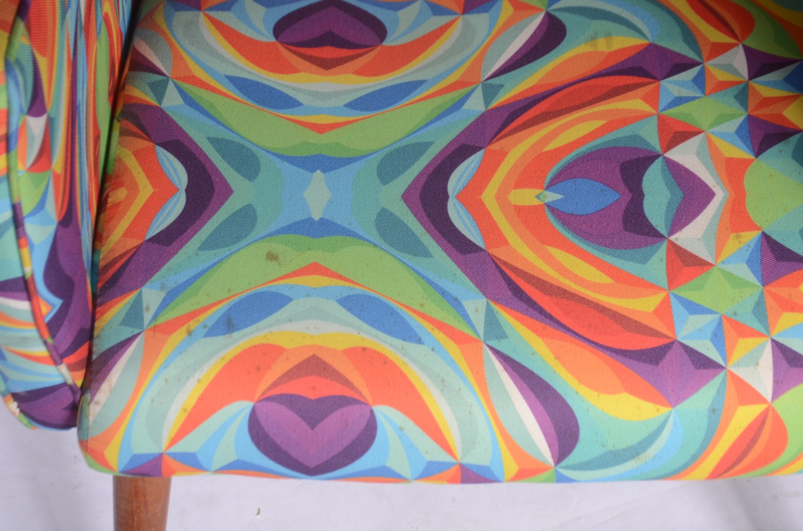 Poltrona estofada e forrada com tecido estampado em cores diversas... - foto 6 de 6