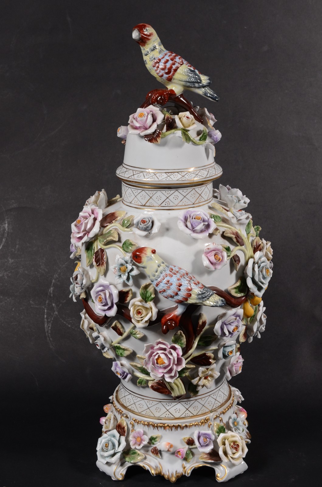 Potiche de porcelana europeia ricamente decorada com flores e... - foto 1 de 10