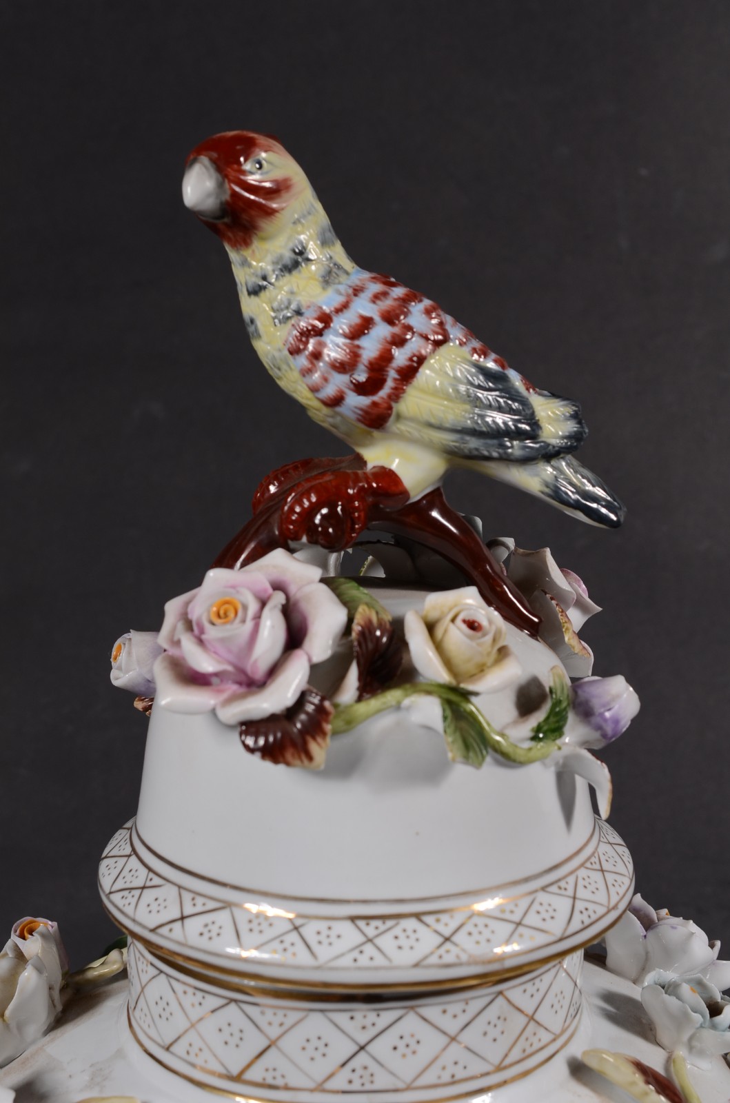 Potiche de porcelana europeia ricamente decorada com flores e... - foto 2 de 10