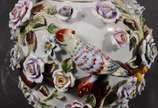 Potiche de porcelana europeia ricamente decorad... - Potiche de porcelana europeia ricamente decorada com flores e pássaros policromados em relevo, realces dourados. Tampa encimada por figura de pá...