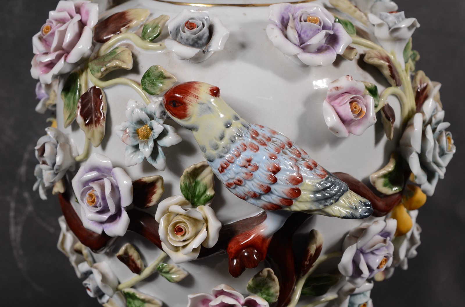 Potiche de porcelana europeia ricamente decorada com flores e... - foto 3 de 10