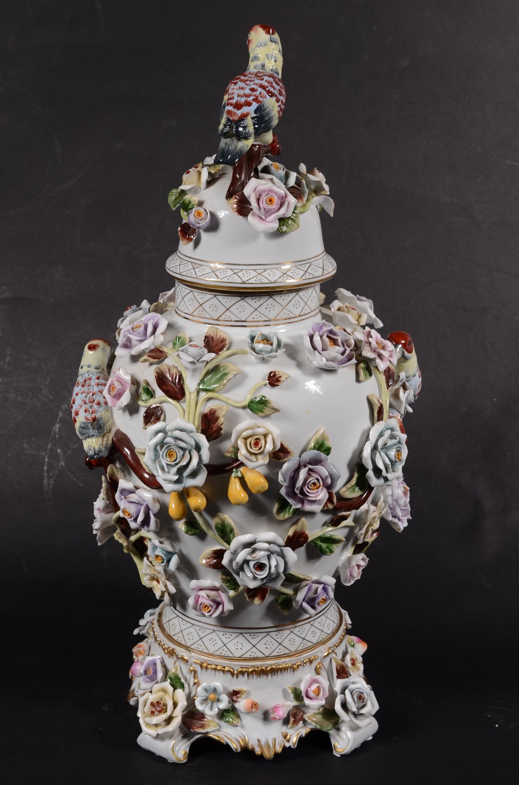 Potiche de porcelana europeia ricamente decorada com flores e... - foto 4 de 10
