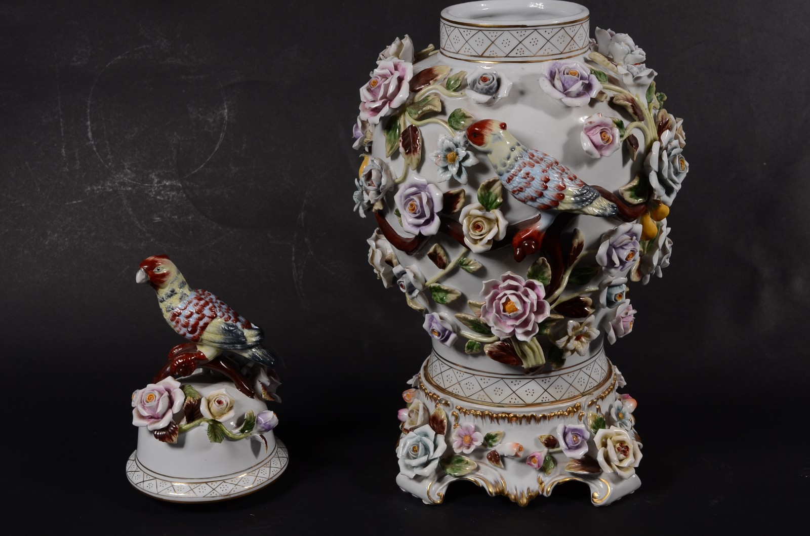 Potiche de porcelana europeia ricamente decorada com flores e... - foto 5 de 10