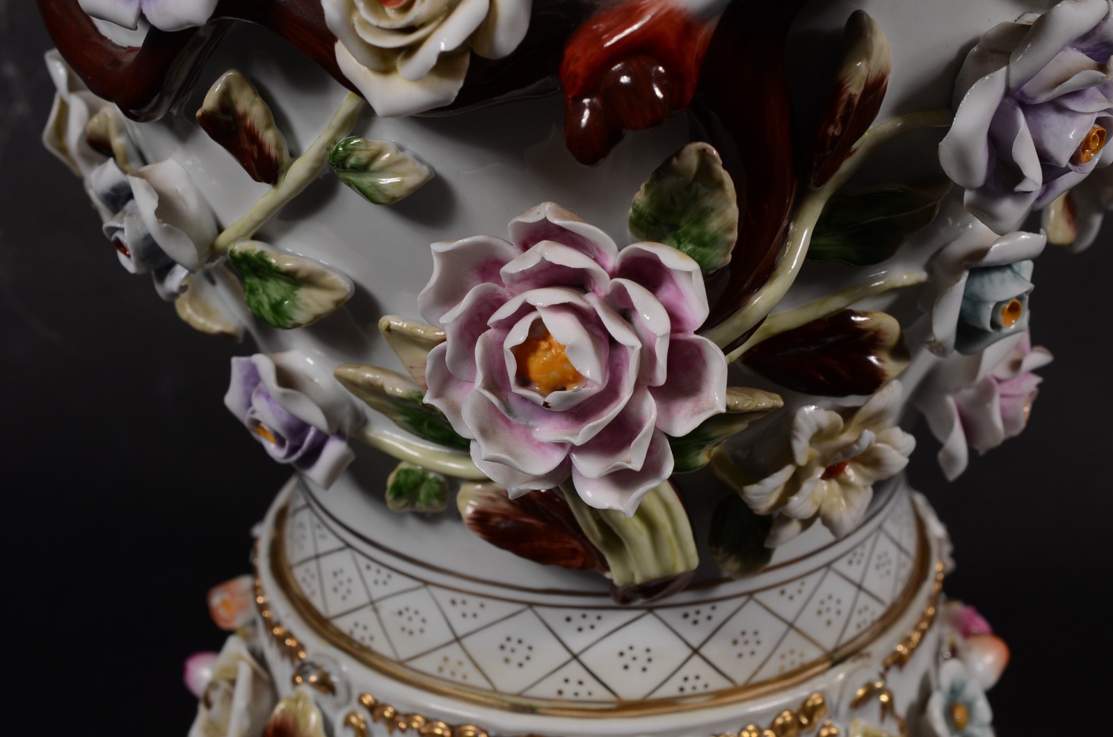Potiche de porcelana europeia ricamente decorada com flores e... - foto 6 de 10
